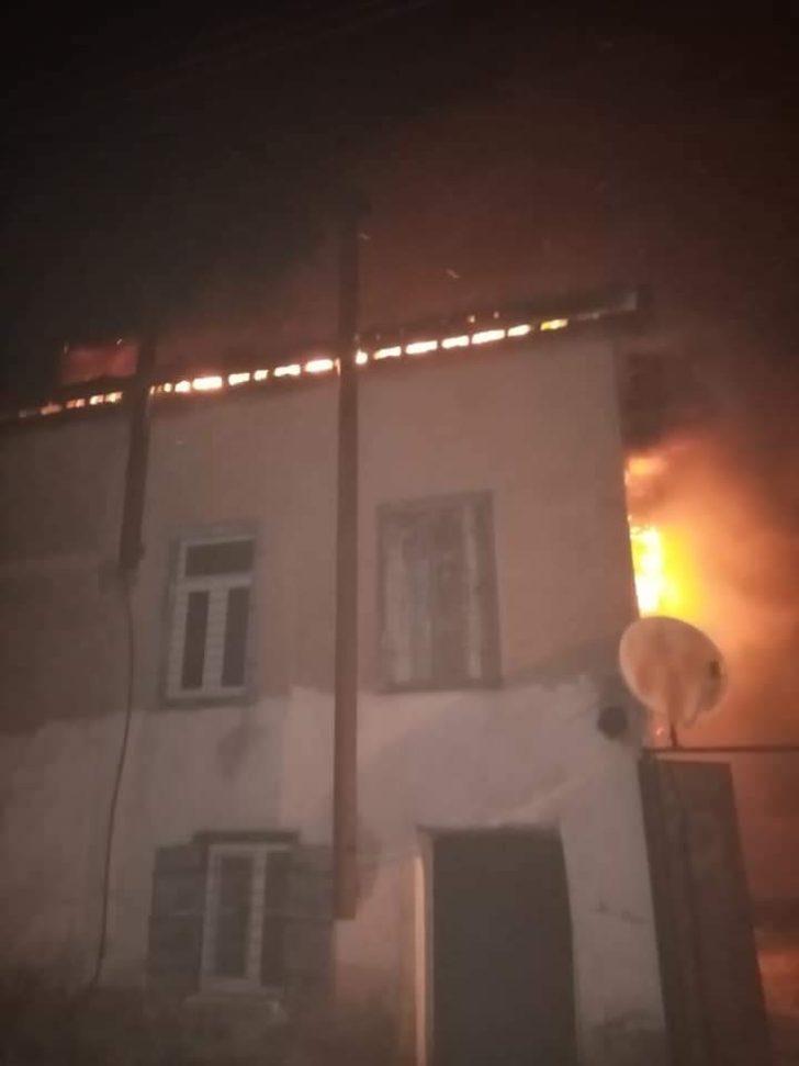 Ödemiş’te 2 ev yanarak kül oldu, iki aile kış gününde evsiz kaldı G3