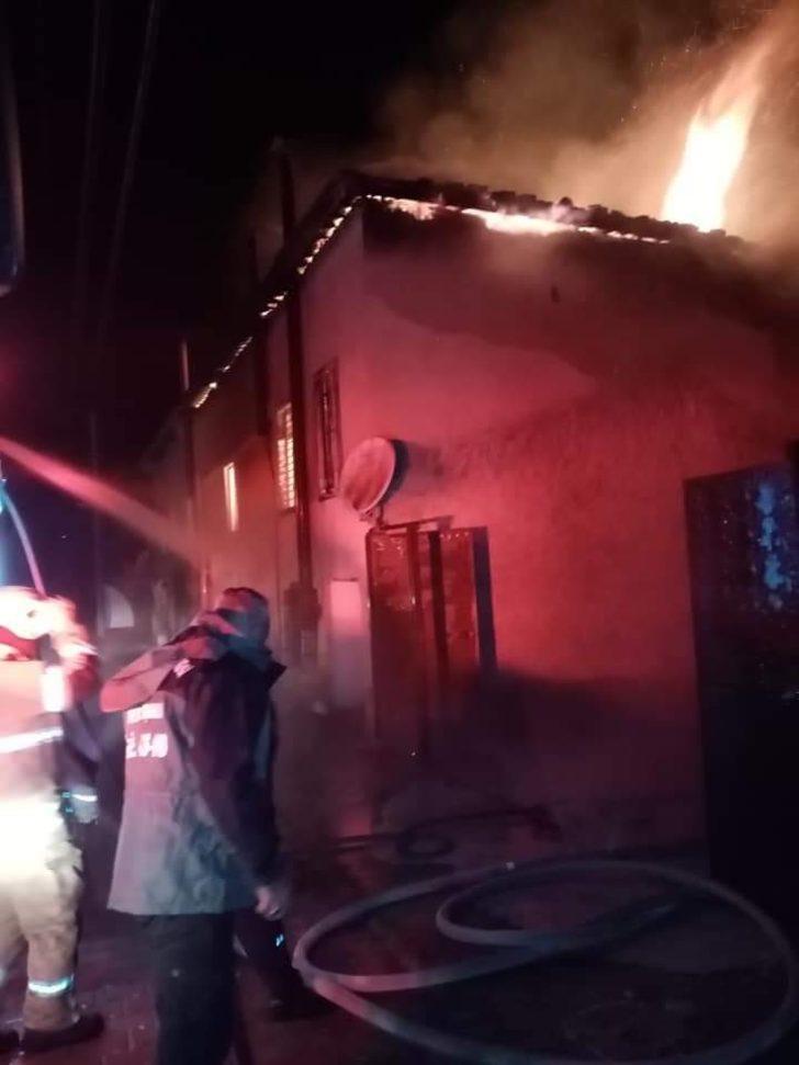 Ödemiş’te 2 ev yanarak kül oldu, iki aile kış gününde evsiz kaldı G4