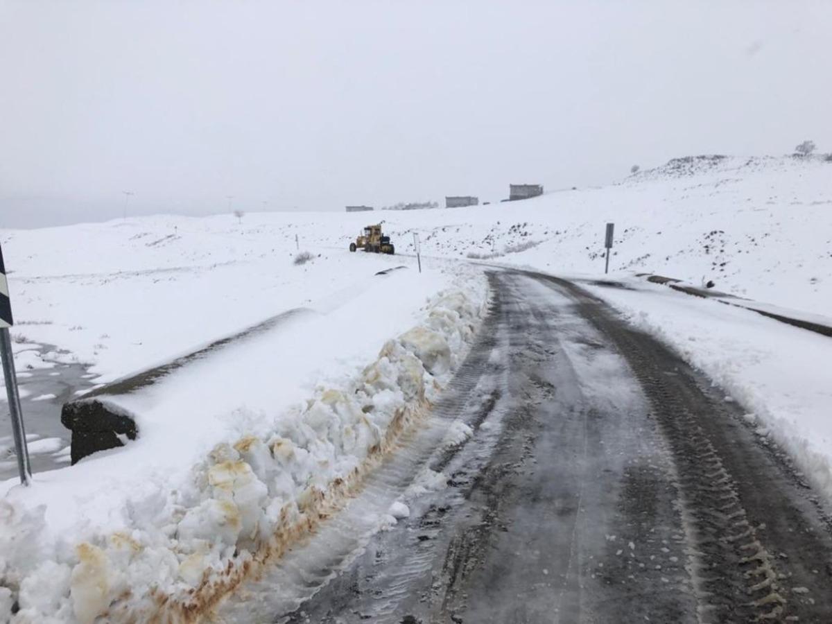 Siverek&rsquo;te kar nedeniyle 11 mahalle yolu ulaşıma kapandı