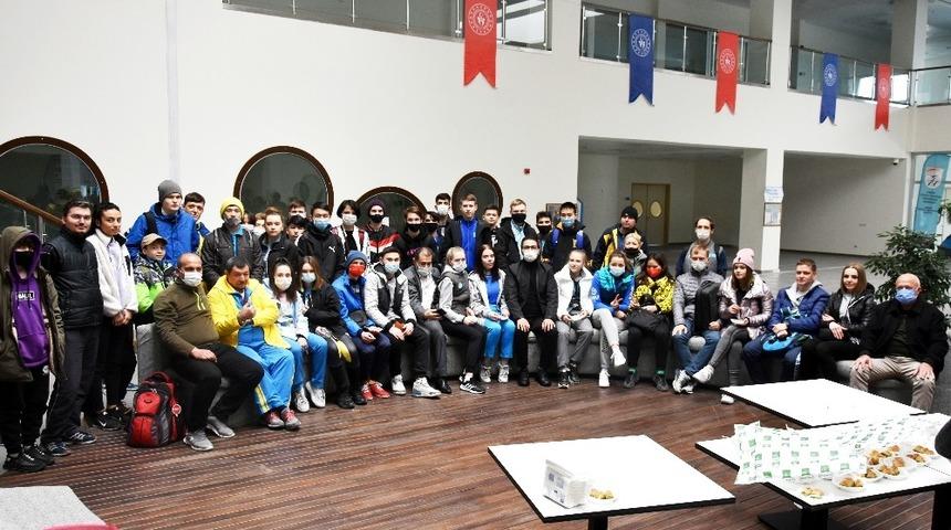 Rusya ve Kazakistanlı sporcular Mersin&rsquo;de kamp yapıyor