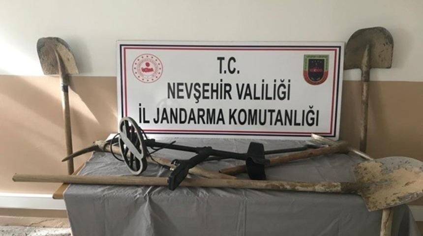 Ka&ccedil;ak kazı yapan defineciler su&ccedil;&uuml;st&uuml; yakalandı