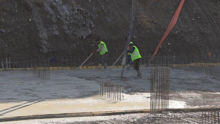 Müftülük otoparkının zemin betonu döküldü G3