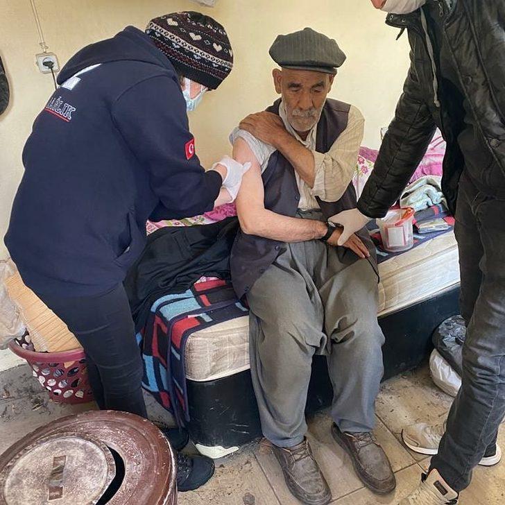 Çelikhan’da 75 yaş üstüne aşı vurulmaya başlandı G2