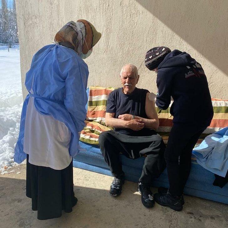 Çelikhan’da 75 yaş üstüne aşı vurulmaya başlandı G3