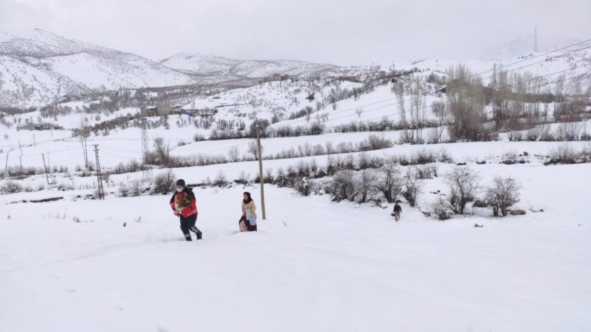 Siirt&rsquo;te kar yolları kapattı, UMKE ekipler 1 yaşındaki bebek i&ccedil;in seferber oldu