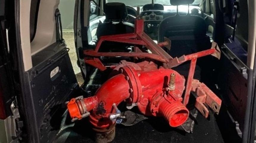 Çiftçinin su pompasını çalan hırsızlar tutuklandı