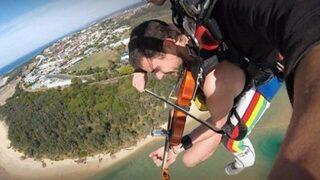 Çıplak bir şekilde keman çalarak uçaktan atlayan adam