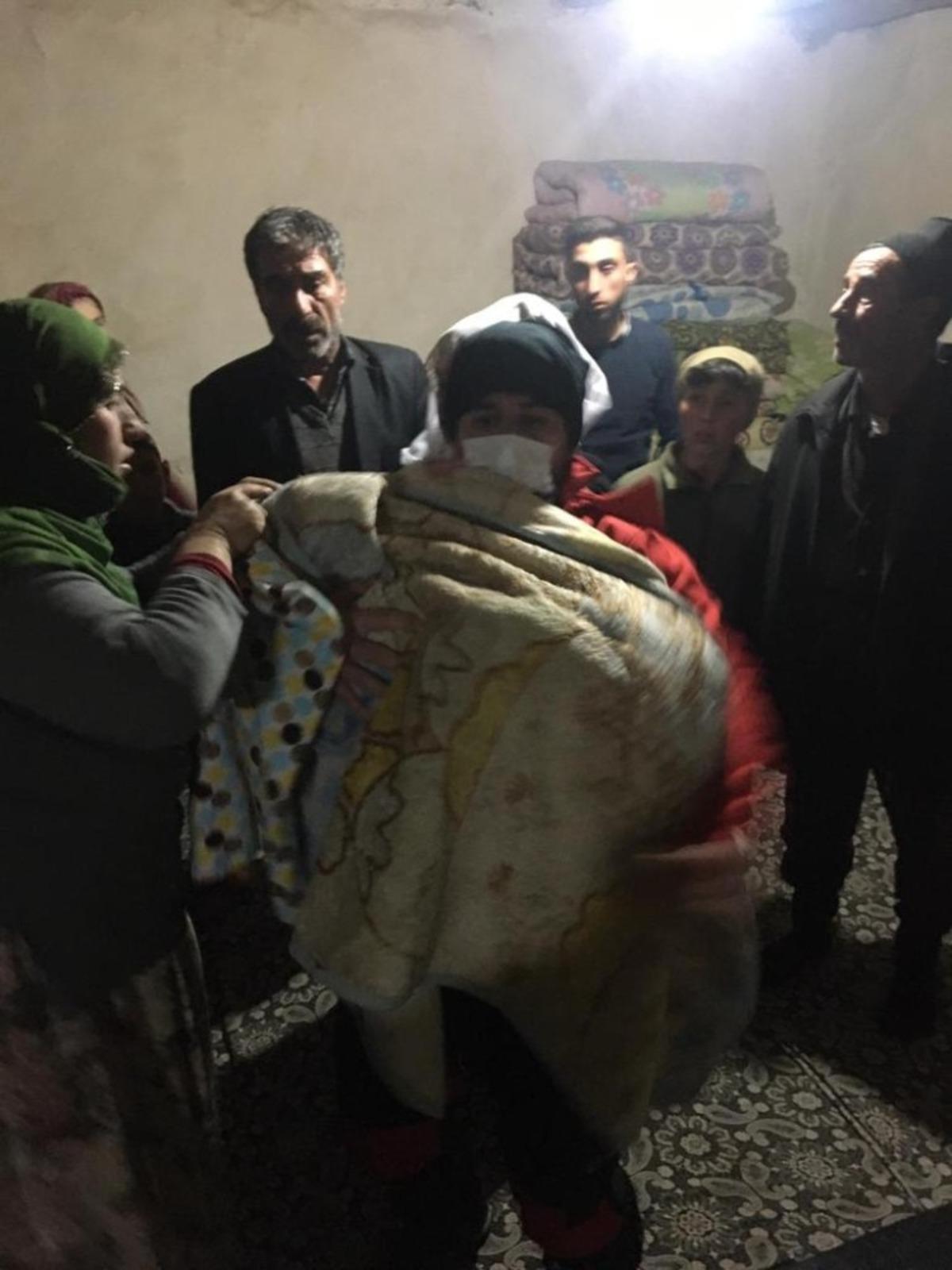 &Uuml;zerine sıcak su d&ouml;k&uuml;len bebek, paletli ambulansla hastaneye ulaştırıldı