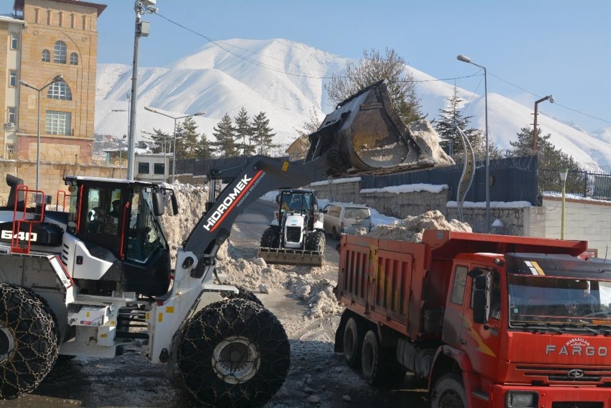 Hakkari&rsquo;deki kar dağları şehir dışına &ccedil;ıkartılıyor