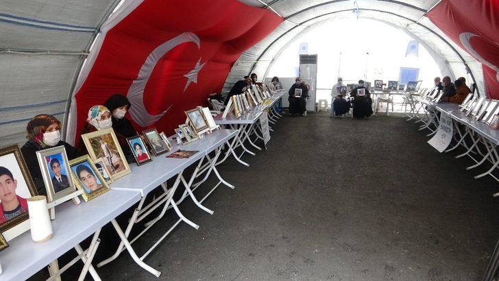 HDP önündeki ailelerden çocuklarına ’Dönün’ çağrısı G1