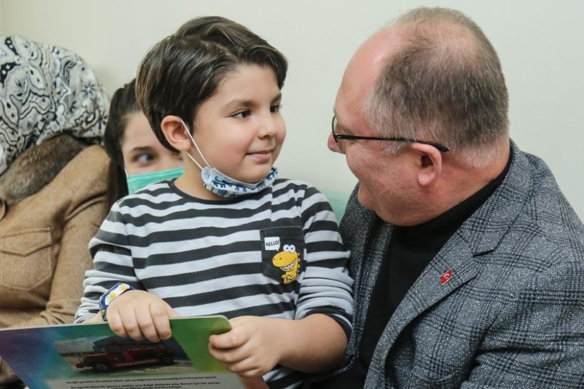 Başkan&rsquo;dan karne s&uuml;rprizi, Bilgin 2 bin 500 &ouml;ğrenciye karne hediyesi verdi