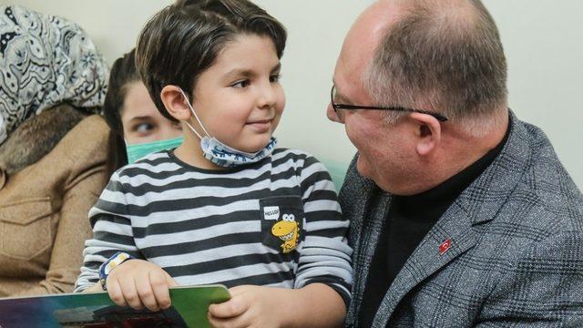 Başkan’dan karne sürprizi, Bilgin 2 bin 500 öğrenciye karne hediyesi verdi