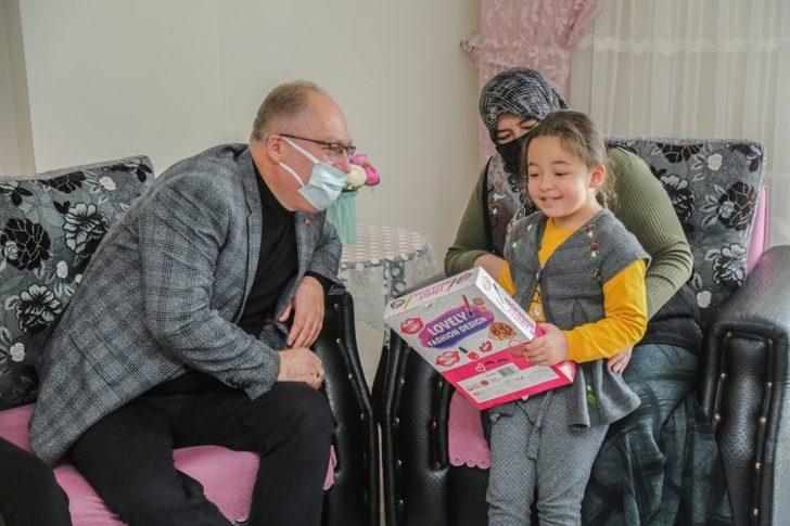 Başkan’dan karne sürprizi, Bilgin 2 bin 500 öğrenciye karne hediyesi verdi G3