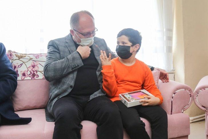 Başkan’dan karne sürprizi, Bilgin 2 bin 500 öğrenciye karne hediyesi verdi G5