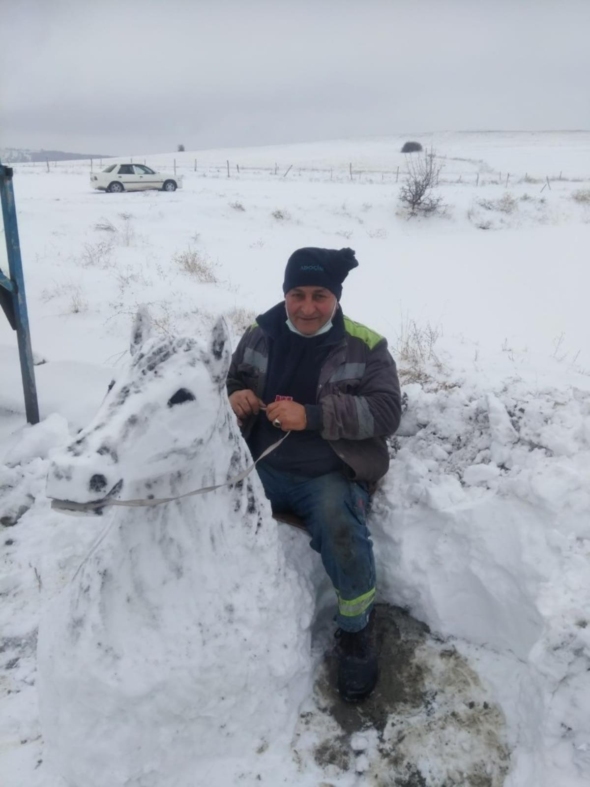 Sanat&ccedil;ılara taş &ccedil;ıkardı, kardan at b&uuml;st&uuml; yaptı