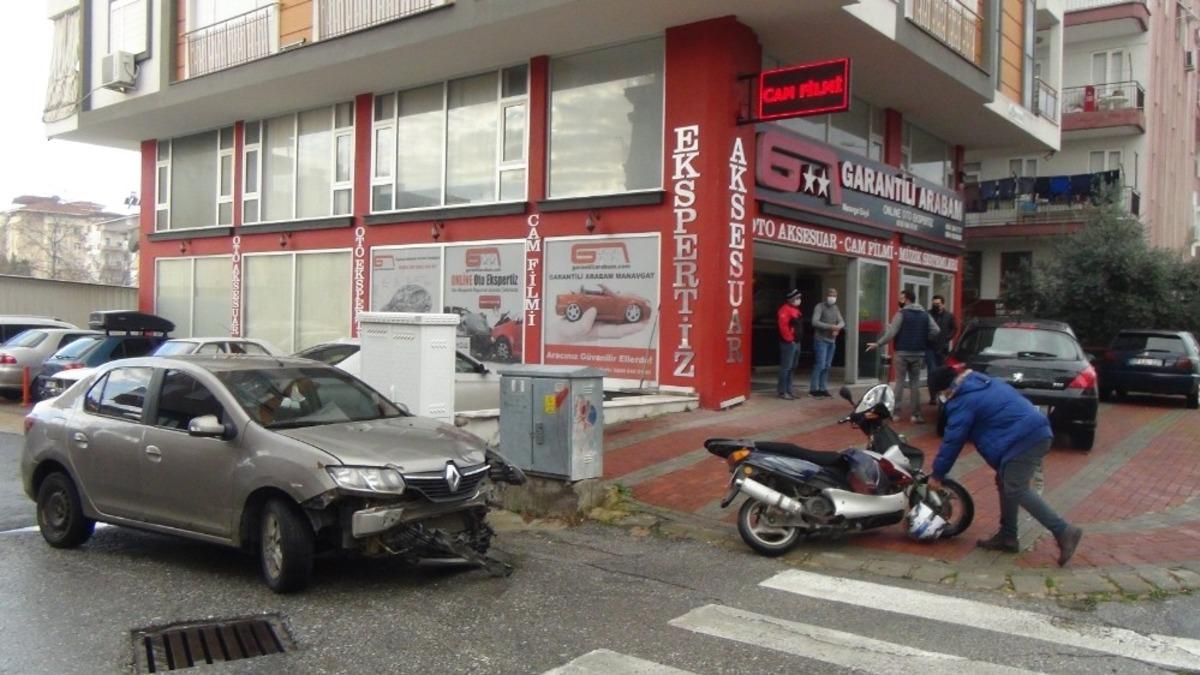 &Ccedil;arptıkları motosiklet s&uuml;r&uuml;c&uuml;s&uuml;n&uuml; ambulansa bindirip kayıplara karıştılar