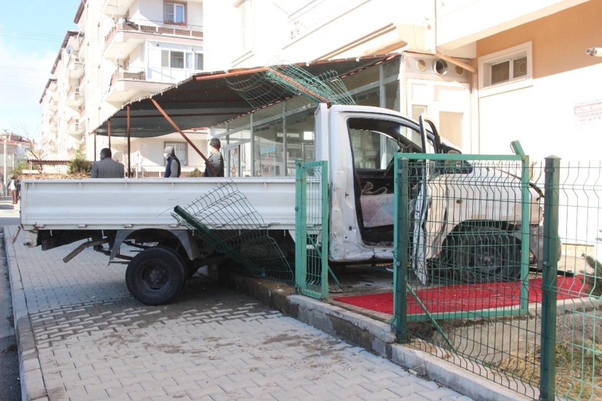 Otomobille &ccedil;arpışan kamyonet kaldırıma &ccedil;ıktı: 1 yaralı