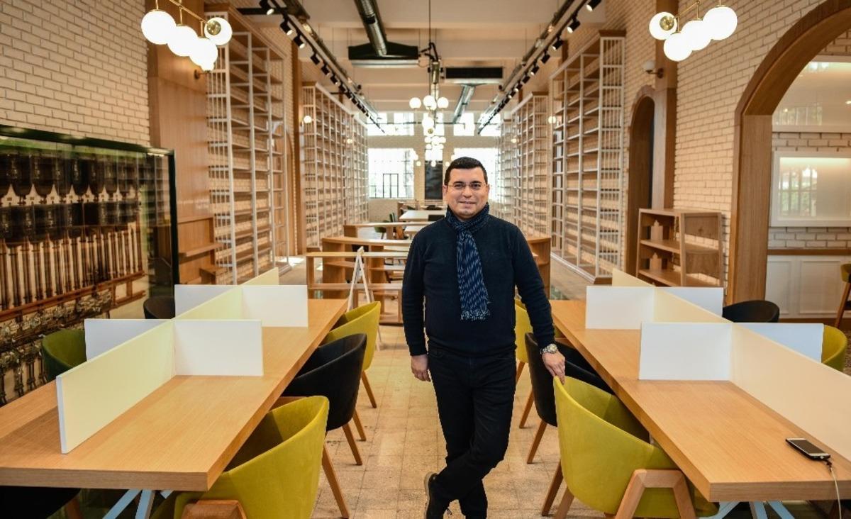 K&uuml;t&uuml;phanenin duvarında Dokuma&rsquo;nın hatırası