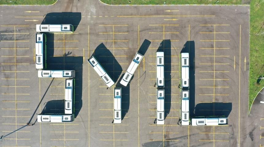 5. yaşını otob&uuml;slerle, &rsquo;5 yıl&rsquo; yazarak kutladılar