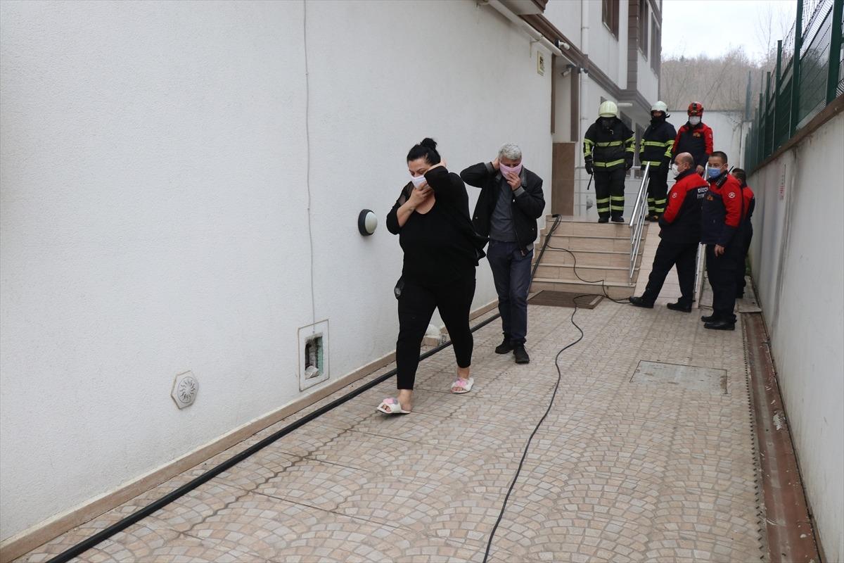 D&uuml;zce'de evde &ccedil;ıkan yangında 3 kişi dumandan etkilendi
