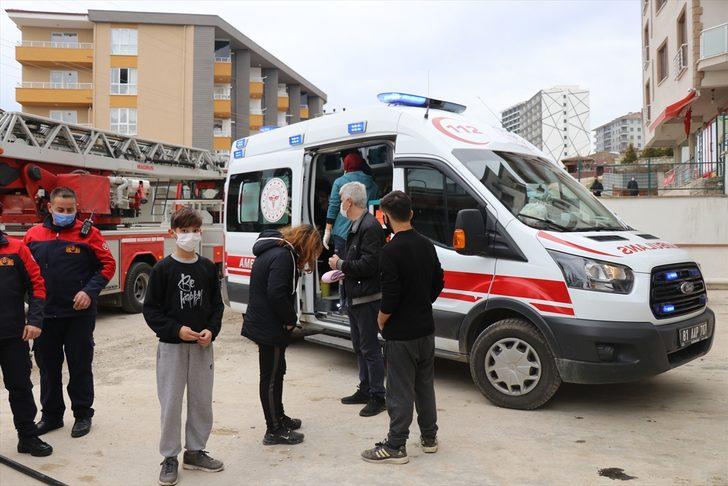 Düzce'de evde çıkan yangında 3 kişi dumandan etkilendi G2