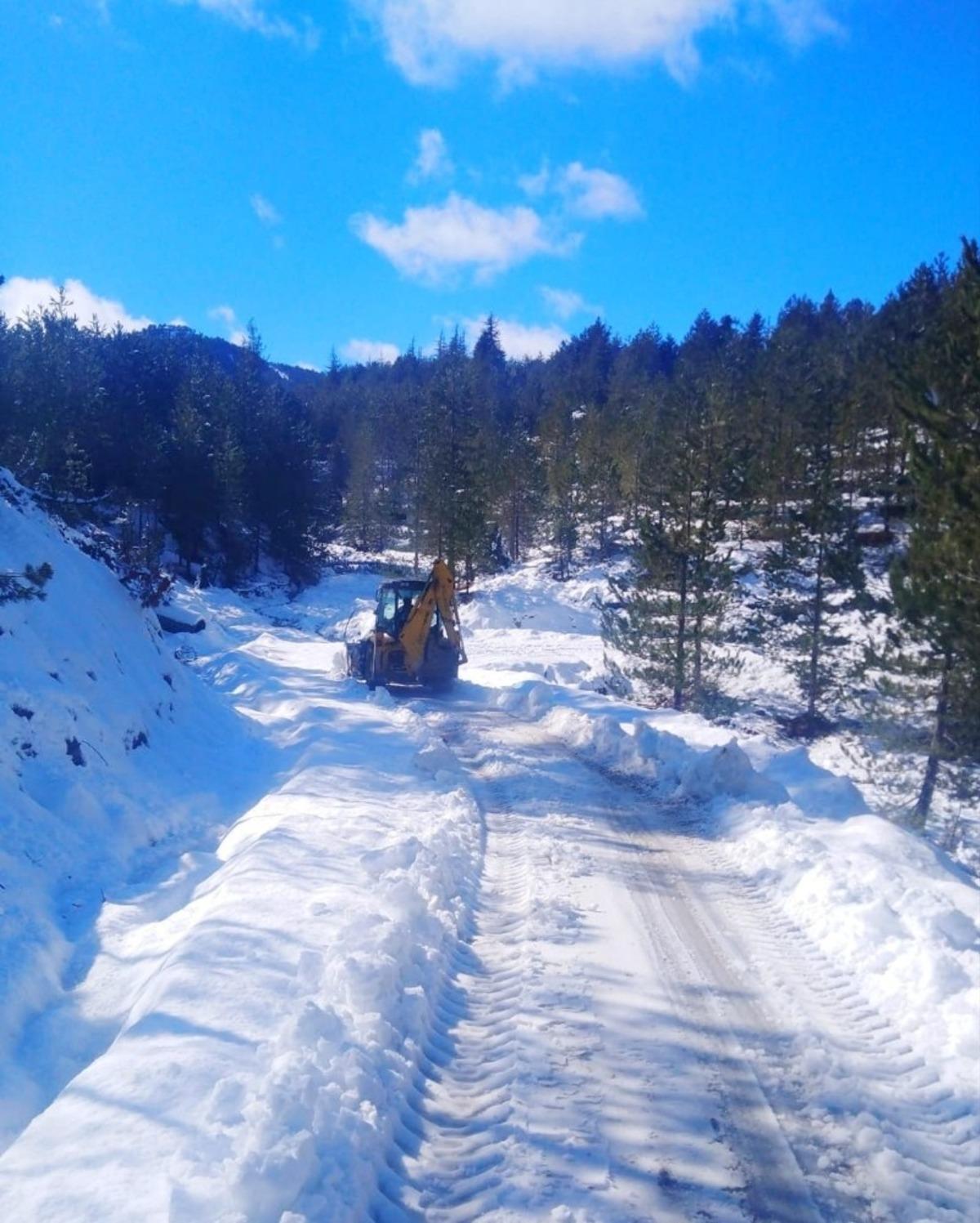 Toroslar&rsquo;da kardan kapanan yayla yolları ulaşıma a&ccedil;ılıyor