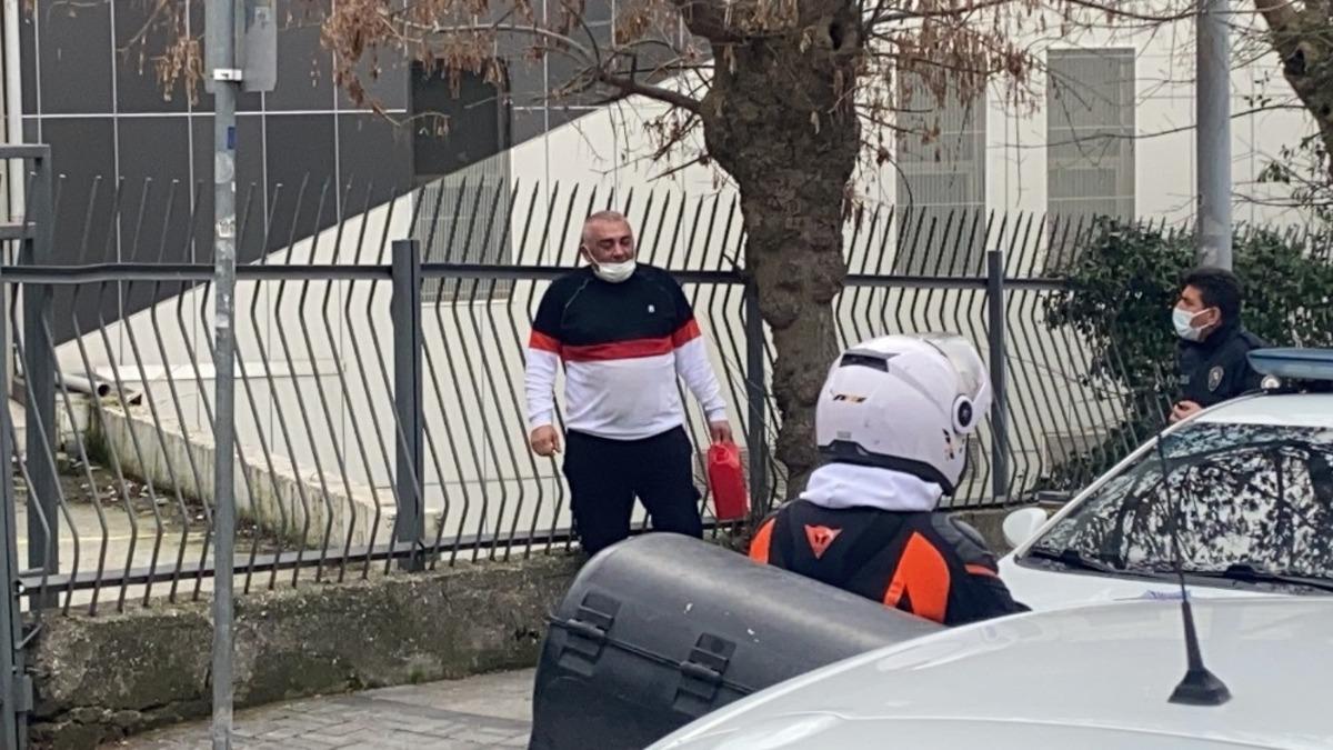 İstanbul&rsquo;da hareketli dakikalar: Aracı bağlanan şahıs benzinle kendini yakmaya &ccedil;alıştı