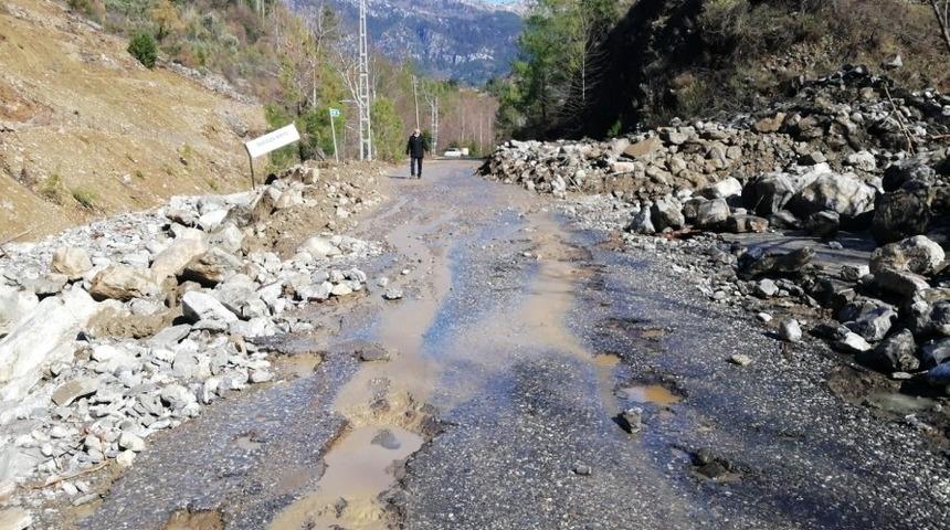 Gazipaşa’da taşkından kapanan yollar ulaşıma açıldı