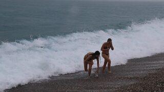 Rus turistlerin deniz aşkına sağanak yağış da engel olamadı