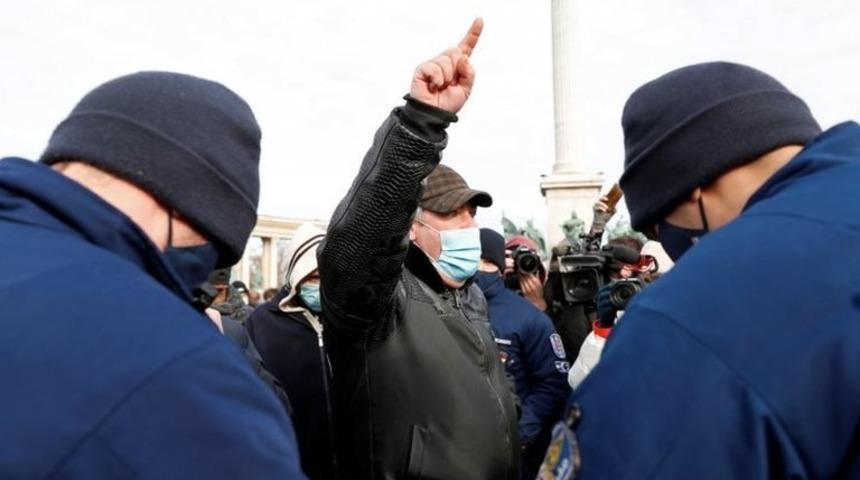 Covid: Macaristan'da restoran, bar ve kafe sahipleri kısıtlamaları protesto etti: 'Bıçak kemiğe dayandı'