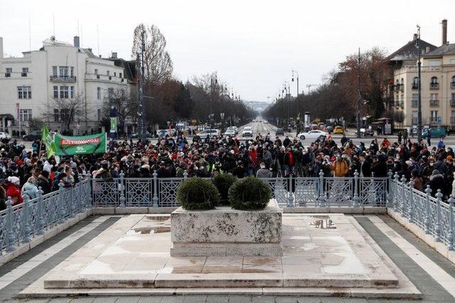 Budapeşte'de Pazar günü Covid önlemlerinin protesto edildiği bir gösteri