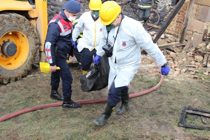 Yanan ahşap evde hayatını kaybeden kadının cesedine ulaşıldı G3