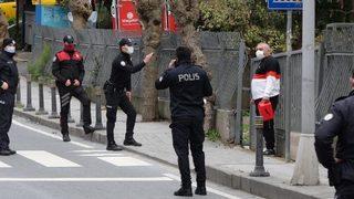 Şişli'de otomobili bağlanan korsan taksici kendini yakmak istedi