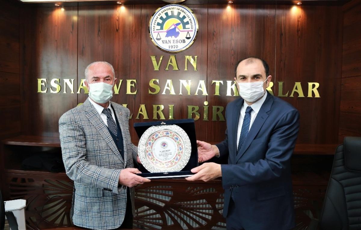 Esnaf ve sanatkarlardan Başkan Akman&rsquo;a teşekk&uuml;r plaketi