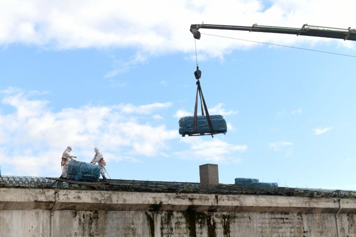 Yenişehir&rsquo;de yıkılacak binadan 20 ton asbestli malzeme s&ouml;k&uuml;ld&uuml;