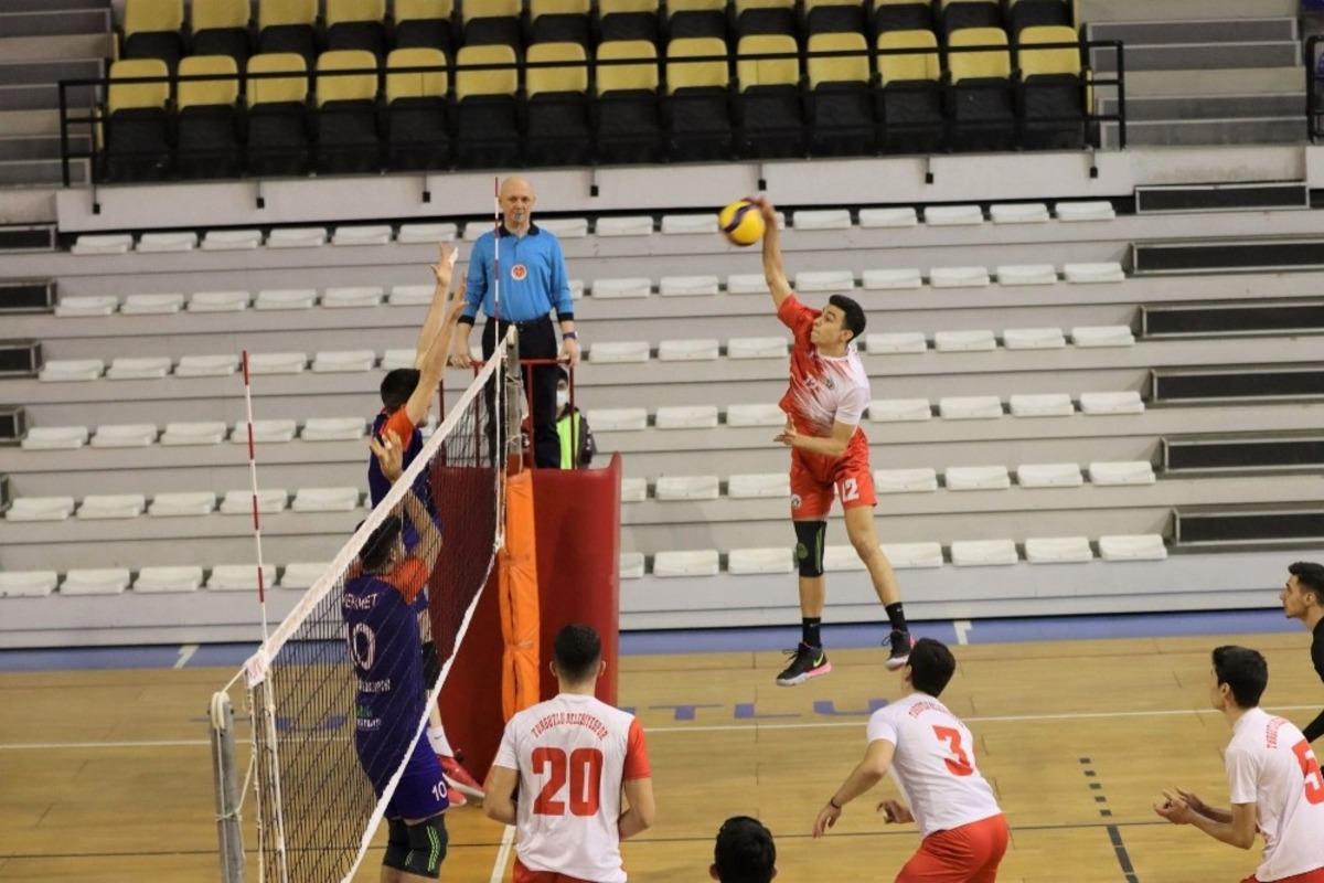 Turgutlu Belediyespor erkek voleybol takımı rakibine ge&ccedil;it vermedi