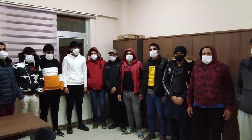 Baskın yapılan evden 13 düzensiz göçmen çıktı