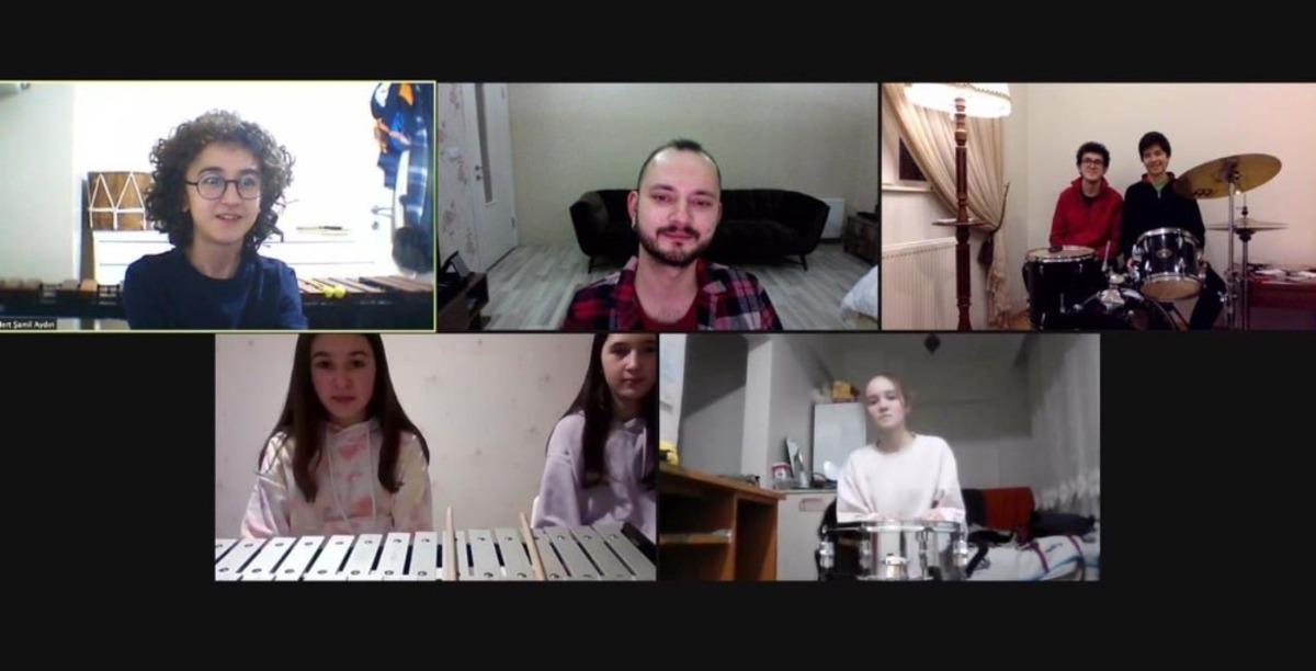 Online eğitimler sayesinde m&uuml;zikten uzak kalmıyorlar
