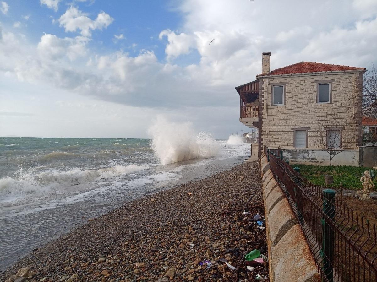 &Ccedil;anakkale&rsquo;de dev dalgalar evlere ulaştı