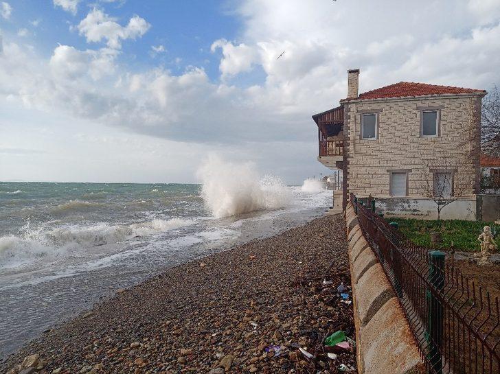 Çanakkale’de dev dalgalar evlere ulaştı G1