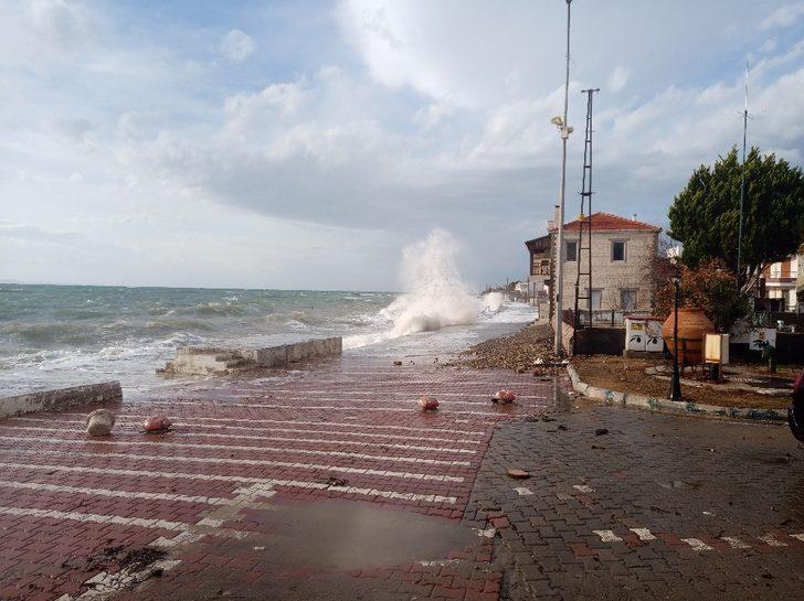 Çanakkale’de dev dalgalar evlere ulaştı G3