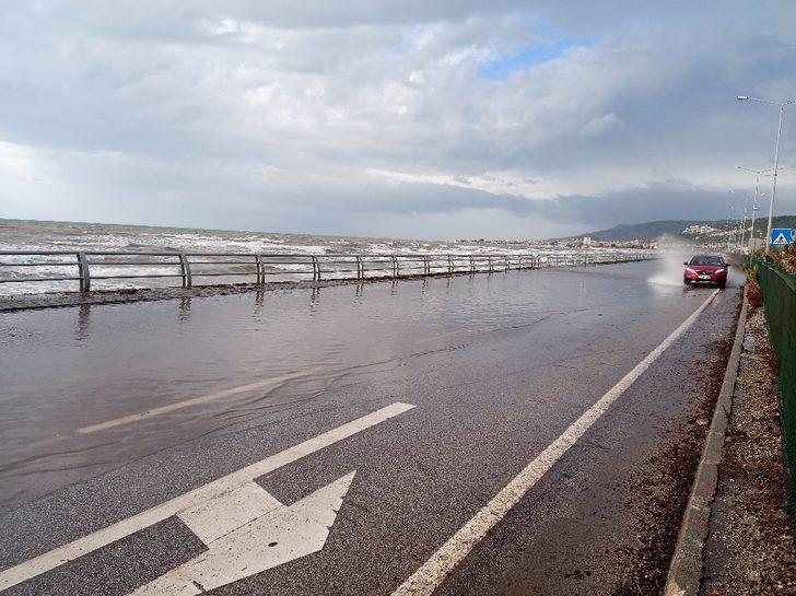 Çanakkale’de dev dalgalar evlere ulaştı G4