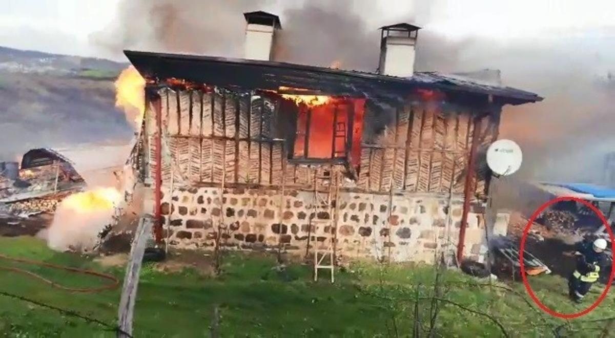 İtfaiye eri, alevler i&ccedil;inde yanarak &ccedil;&ouml;ken evin altında &ouml;l&uuml;mden d&ouml;nd&uuml;