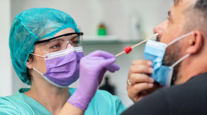 Covid: İngiltere&rsquo;de G&uuml;ney Afrika kaynaklı iki yeni mutasyon vakası sonrası acil test programı başlatılıyor