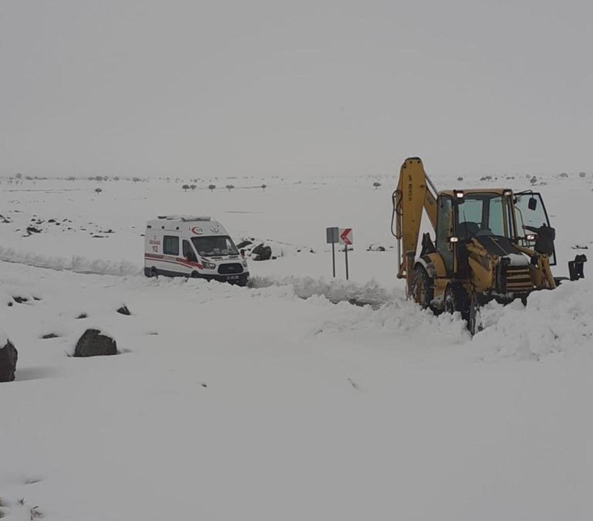 Diyarbakır B&uuml;y&uuml;kşehir Belediyesi, karla m&uuml;cadele &ccedil;alışmalarını s&uuml;rd&uuml;r&uuml;yor