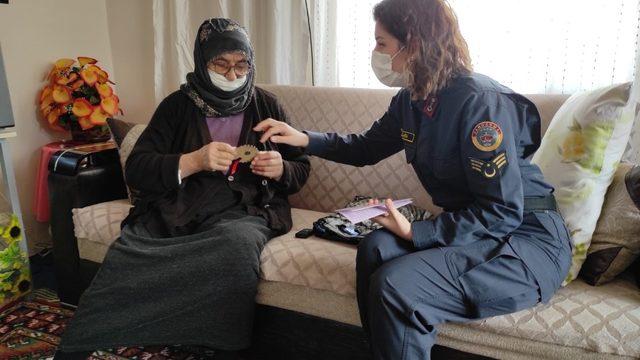 Kadın astsubaylar kadınları dolandırıcılara karşı uyardı