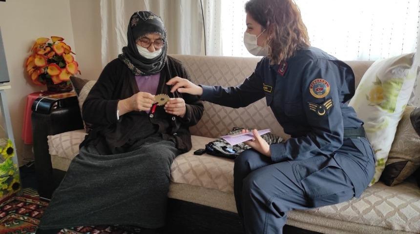 Kadın astsubaylar kadınları dolandırıcılara karşı uyardı