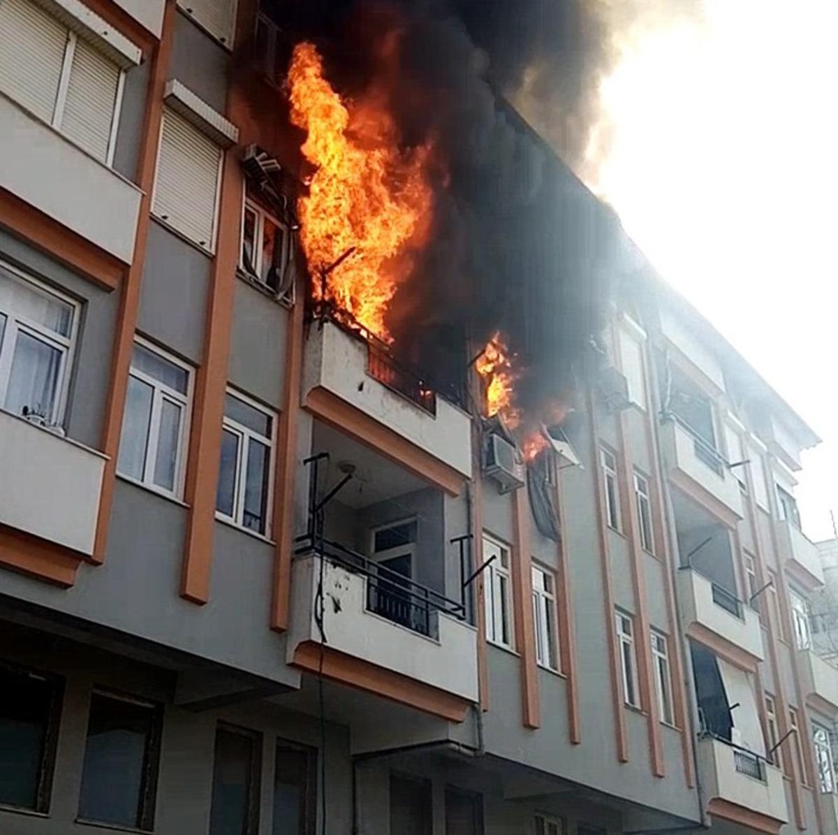 Son katta başlayıp 2 daireyi k&uuml;l etti, vatandaşlar canlı yayın yarışına girdi