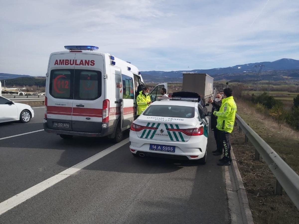 TEM&rsquo;de otomobil &ouml;nce bariyere sonra tıra &ccedil;arptı: 1 yralı