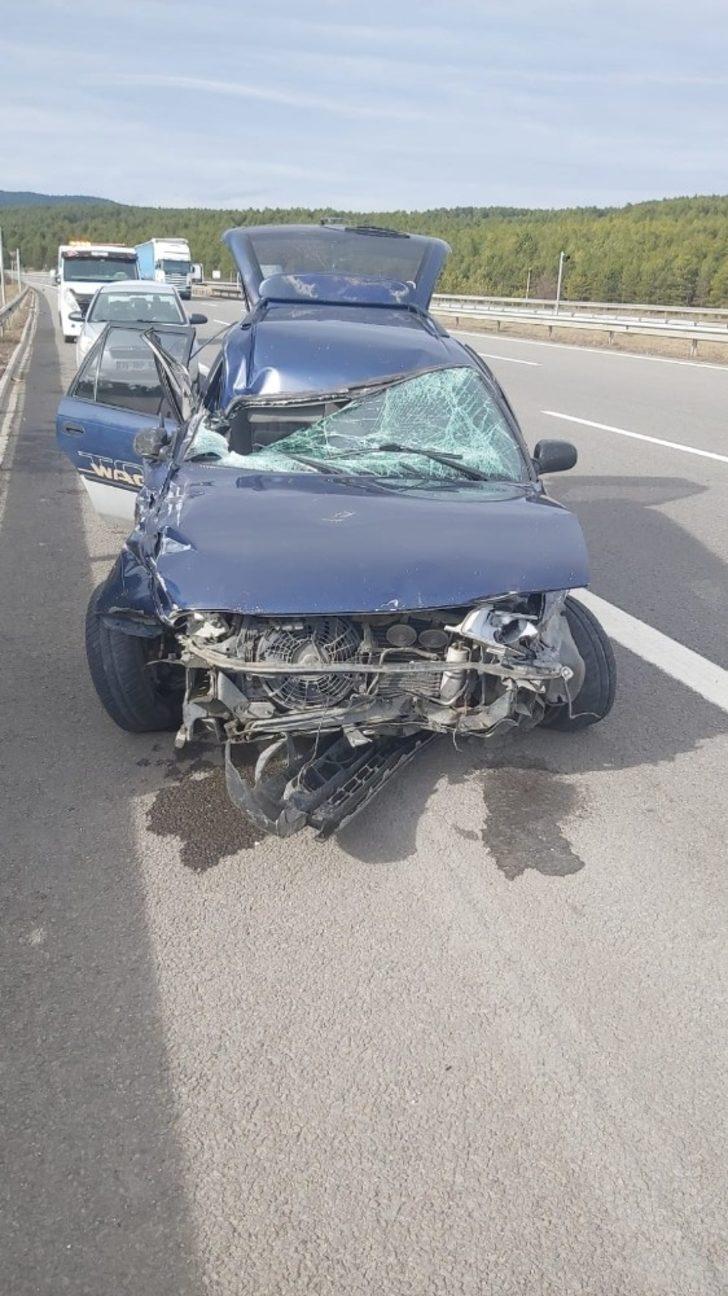 TEM’de otomobil önce bariyere sonra tıra çarptı: 1 yralı G2